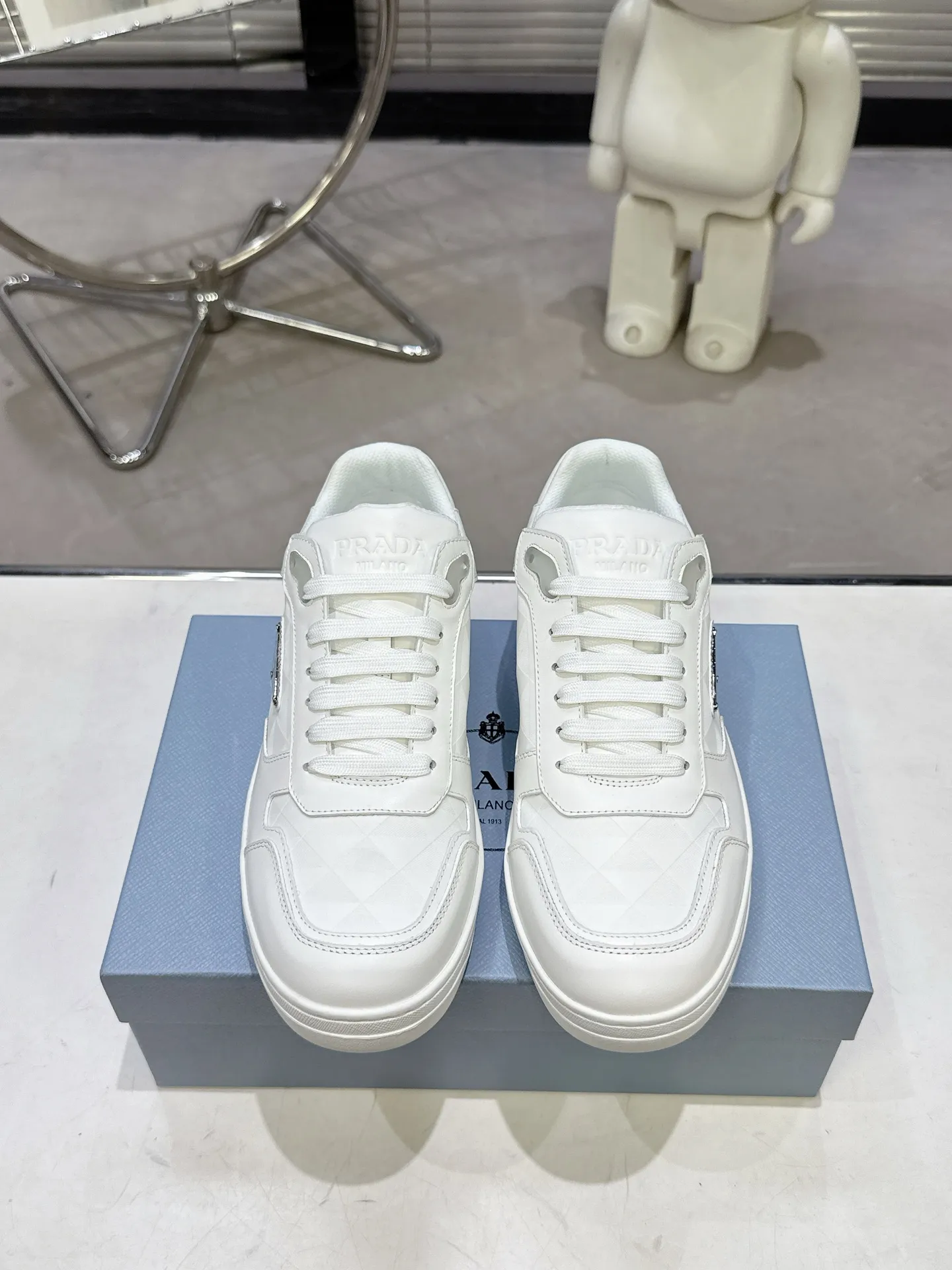 👟👟Ex-factory price 580👟👟 Couple style Prada Latest Downtown Bold series Triangle logo Casual sneakers White shoes Original purchase, development and production Downtown Bold sneakers are inspired by the basketball shoes of the 1980s, with a sporty design and exquisite details. Crafted from perforated leather, the statement platform sole provides a unique, modern style. The Prada logo is interpreted from different angles, decorated with the iconic enameled triangular metal logo, highlighting the unique classic style. Exquisite packaging at the delivery counter🛍📦 ▪️Fabric: Original custom imported first-layer cowhide ▪️Lining: Original imported soft sheepskin ▪️Outsole: Original open-molded rubber bottom material ▪️Size: Women's 35-40 Men's 39-45